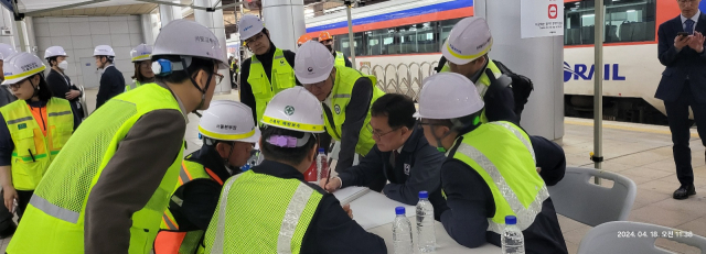 백원국 국토교통부 제2차관이 18일 KTX-무궁화호 추돌 및 탈선사고가 발생한 서울역에서 관계자들에게 업무 지시를 내리고 있다. 사진=국토부