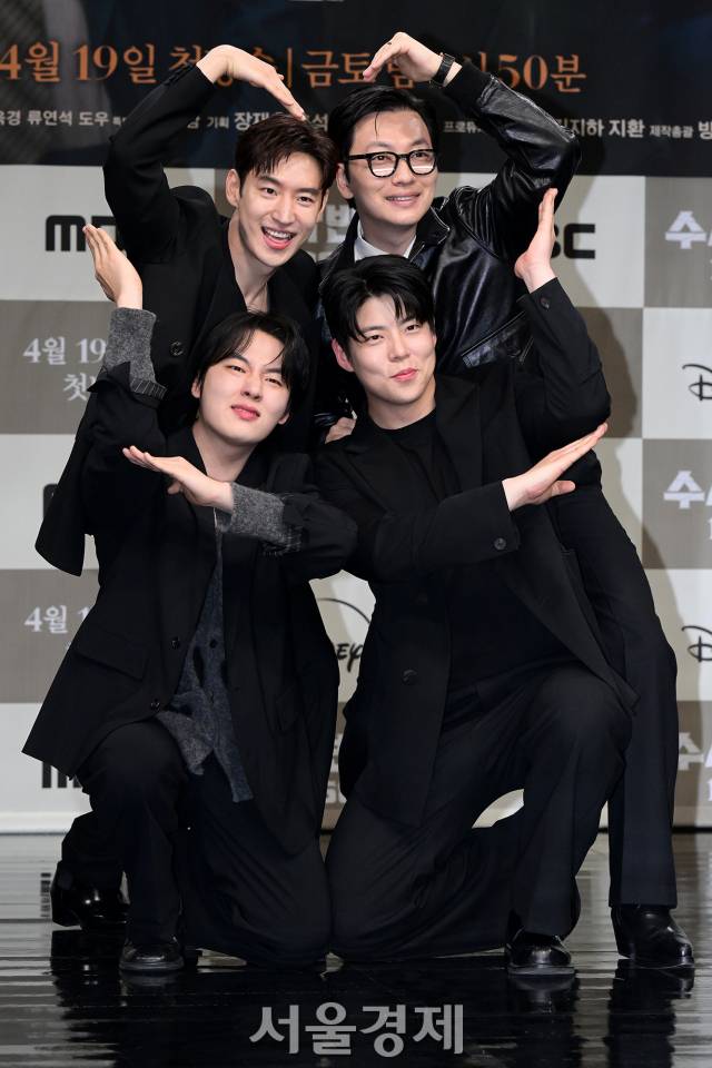 배우 이제훈, 이동휘, 윤현수, 최우성이 18일 오후 서울 마포구 MBC 골든마우스홀에서 진행된 MBC 새 금토드라마 ‘수사반장 1958’(극본 김영신/연출 김성훈) 제작발표회에서 포즈를 취하고 있다. 김규빈 기자 2024.04.18