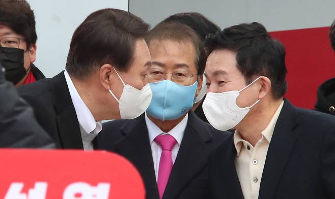윤석열 국민의힘 대선후보(왼쪽)가 2022년 3월1일 서울시 서대문구 연세로에서 열린 "대한민국 만세" 서울 집중 유세에서 홍준표, 원희룡 경선후보들과 이야기하고 있다. ⓒ국회사진취재단