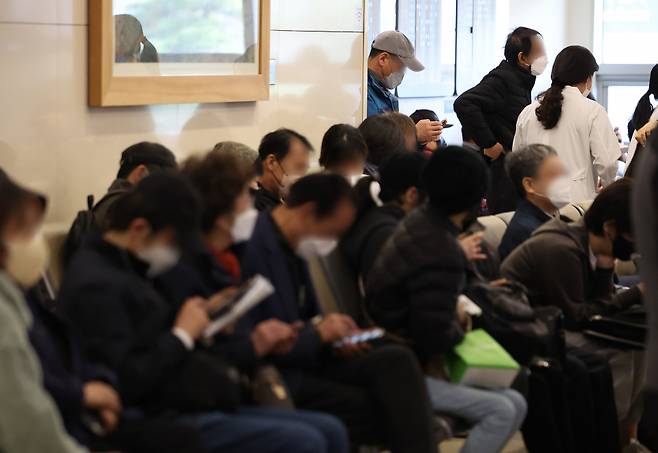 의과대학·대학병원 교수들이 외래 진료와 수술을 줄이기로 한 4월1일 서울 한 대학병원에서 환자와 내원객들이 진료를 기다리고 있다. ⓒ 연합뉴스