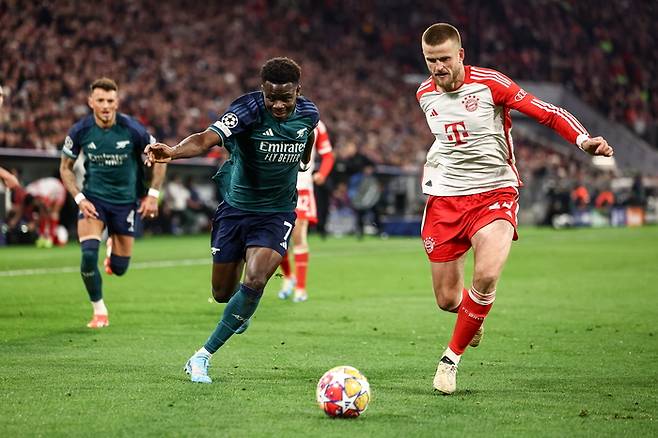 바이에른 뮌헨 에릭 다이어(오른쪽)가 18일 아스널과의 유럽챔피언스리그 8강 2차전에서 부카요 사카와 볼 경합을 하고 있다. EPA연합뉴스