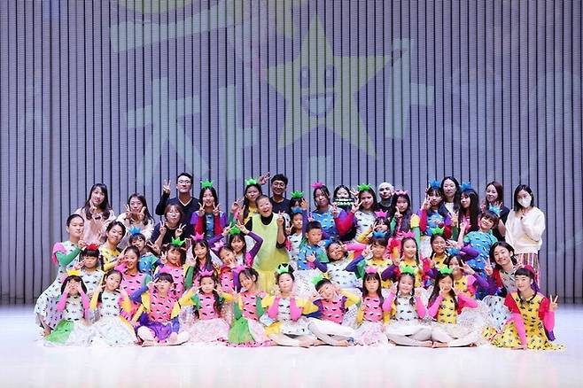 ‘2023 꿈의 댄스팀’ 안은미 무용감독과 참가 아이들이 ‘관악 으라차찬’ 공연 후기념 촬영을 하고 있다