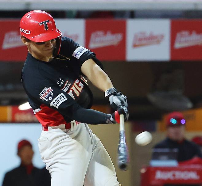 ▲ 김도영은 거포 체형은 아니지만 순간적으로 강한 힘을 쓸 수 있는 재능으로 빠른 타구 속도를 자랑하고 있다. ⓒ연합뉴스