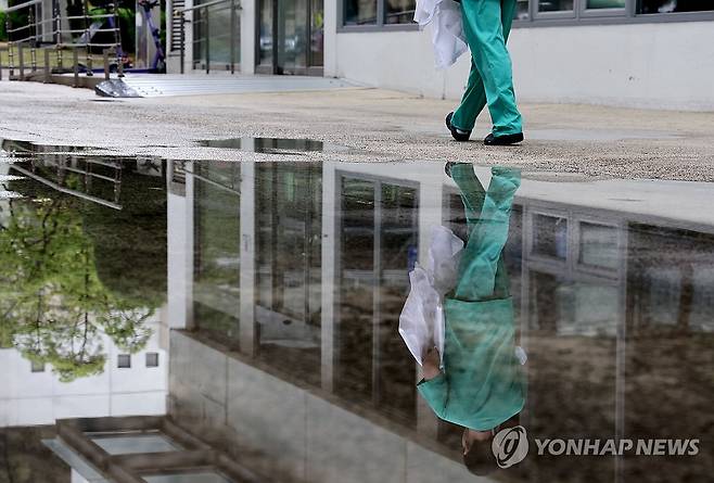 잠잠한 '해법 모색' 15일 서울 소재 대학 병원에서 한 의사가 이동하고 있다. [연합뉴스 자료사진]