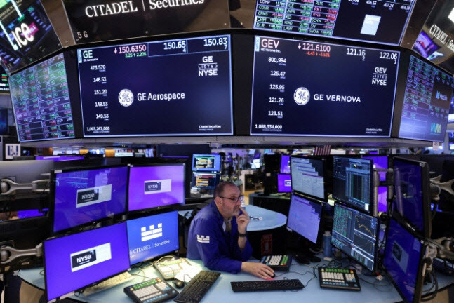 미국 뉴욕의 뉴욕증권거래소(NYSE)에서 트레이더가 거래소에서 일하고 있다. (사진=로이터)