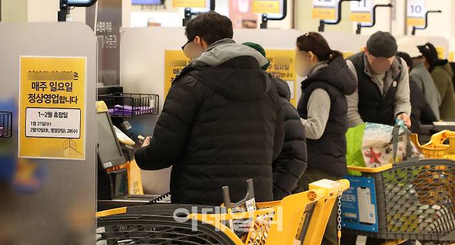 서울 서초구 관내 대형마트에서 사람들이 계산대에 서 있다. (사진= 이데일리DB)