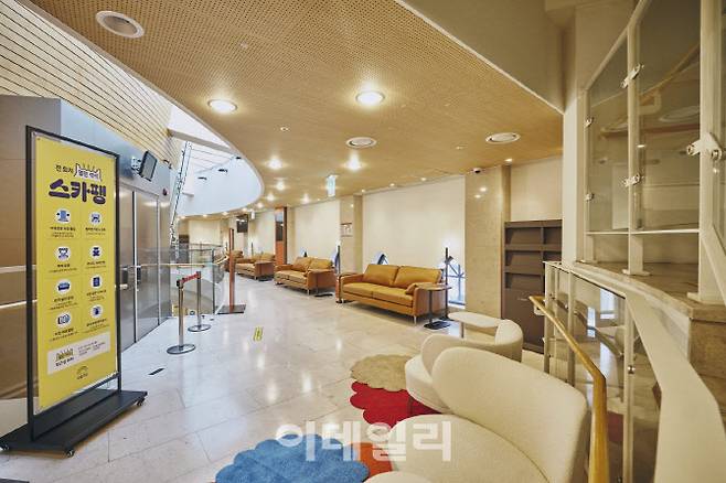 연극 ‘스카팽’이 공연 중인 명동예술극장, ‘열린 객석’으로 공연장 3층을 관객을 위한 휴식 공간으로 꾸몄다. (사진=국립극단)