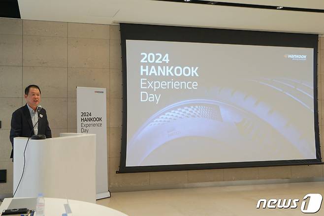 한국타이어앤테크놀로지 마케팅총괄 겸 경영혁신총괄 박정호 부사장이 16일 경기 성남시 본사 '테크노플렉스'에서 열린 한국 익스피리언스 데이 인삿말을 하고 있다.(한국타이어 제공)