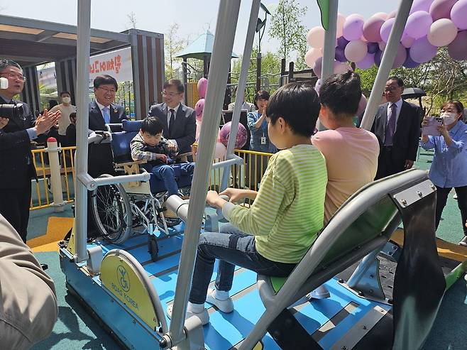 세종누리학교 학생들이 19일 학교 놀이터에 다시 설치된 '휠체어 그네'를 타며 즐거운 시간을 보내고 있다. (세종시교육청 제공) / 뉴스1