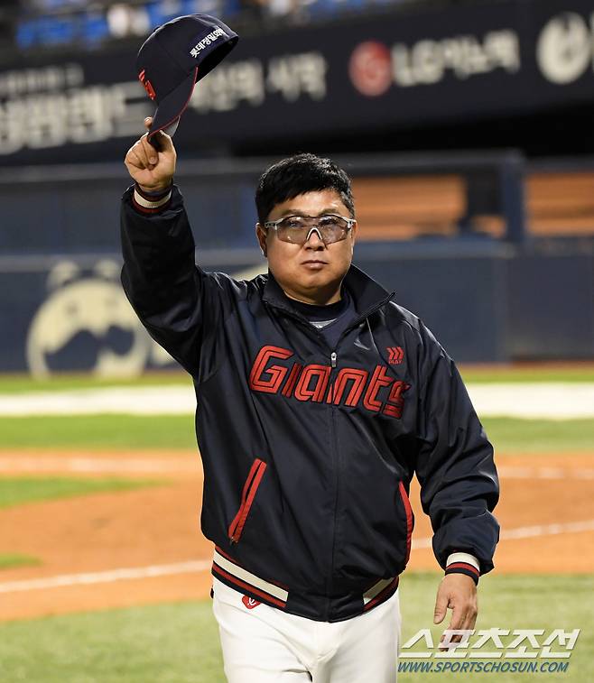 18일 잠실구장에서 열린 LG 트윈스와 롯데 자이언츠의 경기. 8연패에서 탈출한 롯데 김태형 감독이 팬들을 향해 인사를 건네고 있다. 잠실=박재만 기자 pjm@sportschosun.com/2024.04.18/