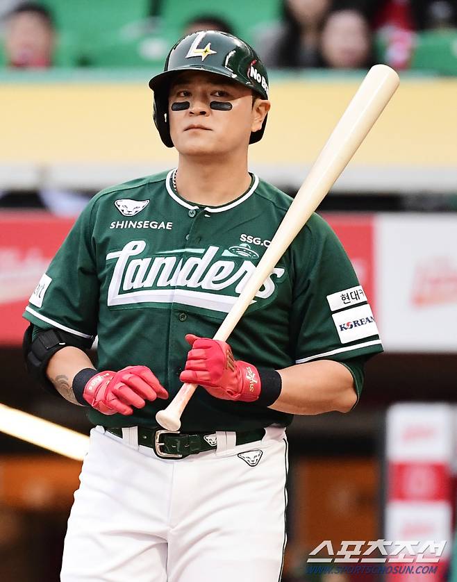 19일 인천 SSG랜더스필드에서 열린 KBO리그 SSG와 LG의 경기. 타격을 준비하는 SSG 추신수. 인천=송정헌 기자songs@sportschosun.com/2024.04.19/