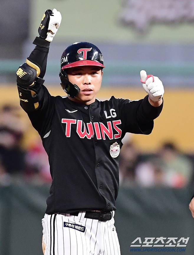 19일 인천 SSG랜더스필드에서 열린 KBO리그 SSG와 LG의 경기. 3회 1타점 2루타를 날린 LG 문성주. 인천=송정헌 기자songs@sportschosun.com/2024.04.19/