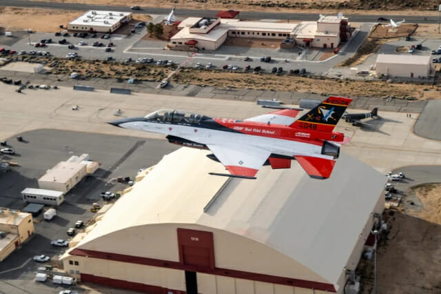 에드워드 공군기지 상공을 비행 중인 X-62(이미지=미 공군)