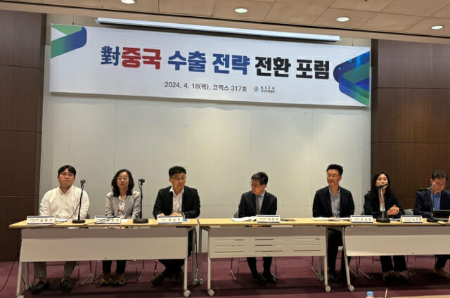 18일 오후 서울 코엑스에서 열린 '대중국 수출 전략 전환 포럼' 패널토론 모습. 왼쪽에서 세번째가 이승우 유진투자증권 리서치센터장(사진=지디넷코리아)