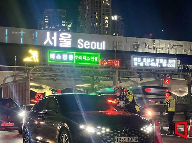 지난 28일 오후 경기도 성남 경부고속도로 서울요금소에서 경찰이 음주운전 일제 단속을 하고 있다. [사진제공=경찰청]