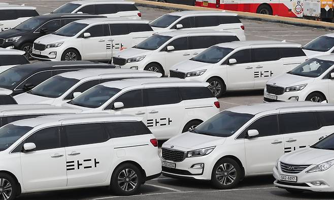 2020년 3월 국회에서 '타다금지법'이 제정되면서 '타다'는 폐업 수순을 밟게 된다. 사진은 당시 운행이 중단된 채 차고지에 주차된 타다 차량들./뉴스1