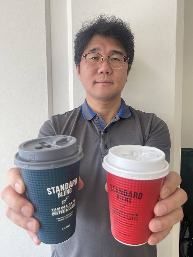 지난 15일 일본 도쿄의 한 편의점에서 본지 성호철 특파원이 '라지' 사이즈 커피컵(사진 왼쪽)과 그보다 약간 작은 '레귤러(보통)' 컵을 들고 있다./성호철 특파원