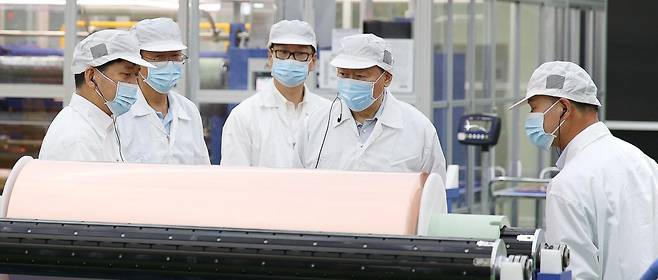 신동빈 롯데그룹 회장(오른쪽에서 두 번째)이 17일(현지 시간) 말레이시아 사라왁주 쿠칭에 위치한 롯데에너지머티리얼즈 
스마트팩토리를 둘러보고 있다. 롯데에너지머티리얼즈는 지난해 말 공장을 확장해 동박 생산능력을 50% 올렸다. 롯데그룹 제공