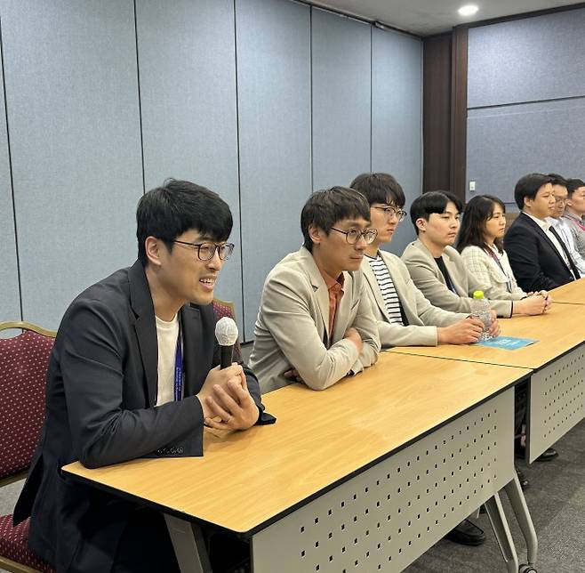 이상민 POSTEC 화학공학과 교수가 마이크를 들고 의견을 밝히고 있다. 한국과학기자협회 제공