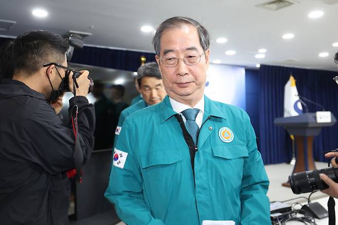 한덕수 국무총리가 19일 오후 서울 세종로 정부서울청사에서 내년 의과대학 정원 증원 규모 관련 6개 비수도권 국립대 총장들의 건의에 대한 정부 입장을 밝히고 나서 자리를 이동하고 있다. 김혜윤 기자 unique@hani.co.kr