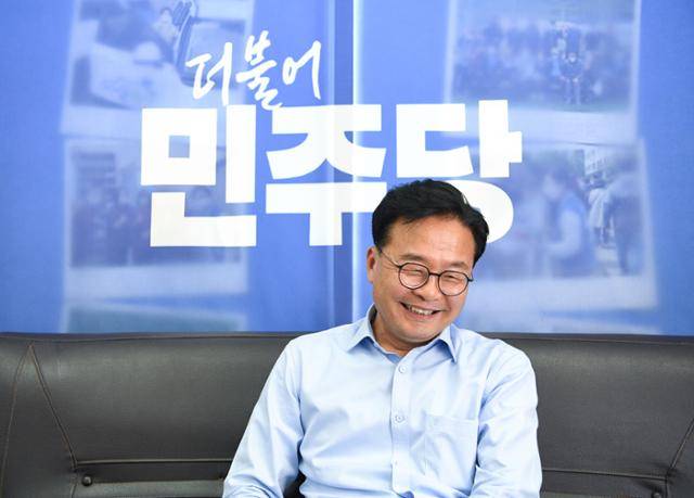 김우영 당선자는 '강성 친이재명계로 분류된다'는 질문에 파안대소했다. 그는 "사람 중심의 '위인(爲人)정치'가 아니라 백성이 중심인 '위민(爲民)정치'로 전환돼야 한다"며 계파 정치를 하지 않겠다고 공언했다. 임은재 인턴기자