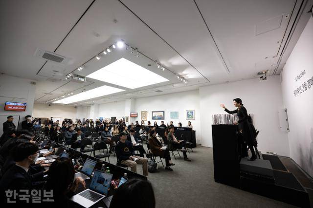 케이옥션 3월 경매 현장을 꽉 메운 고객들. 경매사의 말, 손짓, 눈빛에 따라 장내 분위기도 너울을 탄다. 이한호 기자