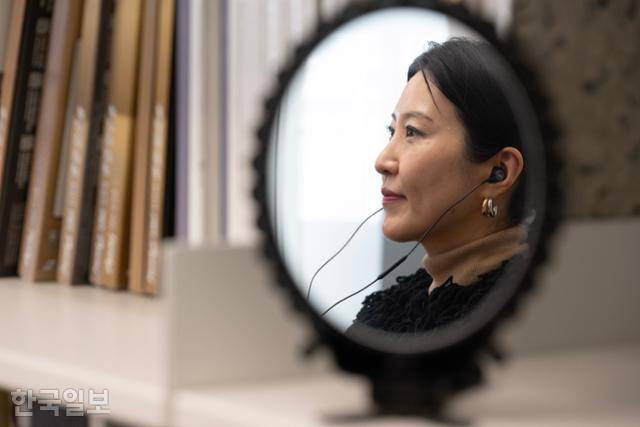 경매가 없는 날, 화려한 화장을 벗은 그의 모습. 그는 케이옥션 내에서 홍보이사를 겸하고 있다. 박시몬 기자