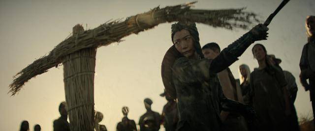 '레벨 문'은 평화로운 변방 행성에 지배 세력의 군단이 위협을 가하자 신분을 숨기고 마을에서 조용히 살던 이방인 코라와 여러 행성의 아웃사이더 전사들이 모여 은하계의 운명을 건 전투에 나서게 되는 이야기를 그린 넷플릭스 영화다. 잭 스나이더 감독이 메가폰을 잡았다. 넷플릭스 제공