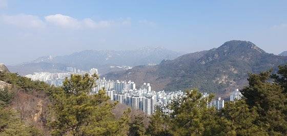승전봉에서 바라본 인왕산. 멀리 북한산이 보인다. [사진 김정탁]