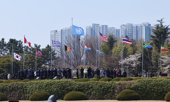 지난 3월 21일 오후 부산 남구 유엔기념공원에서 6·25전쟁에 참전한 22개국 국기와 태극기, 유엔기가 게양되는 모습. 연합뉴스