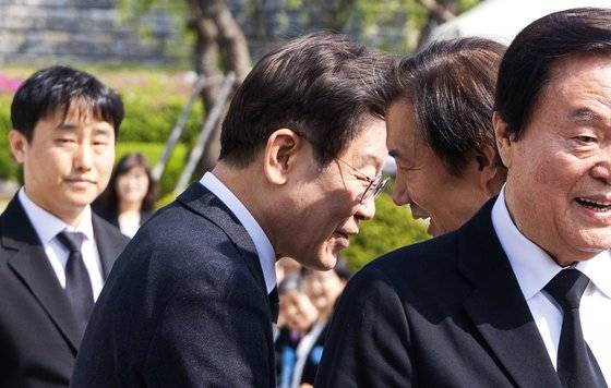 이재명 더불어민주당 대표와 조국 조국혁신당 대표가 19일 오전 서울 강북구 국립4.19민주묘지에서 열린 제63주년 4.19혁명 기념식에서 인사를 나누고 있다. 뉴스1