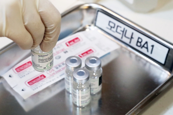 The Covid-19 vaccination fluid produced by Moderna is being stored in vial bottles and placed on a tray at a hospital in Seoul in 2022. [NEWS1]