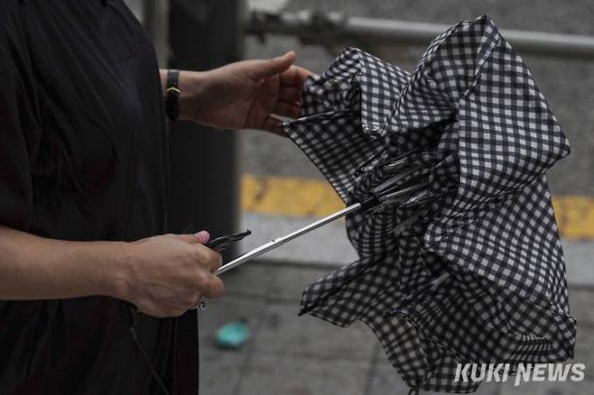 서울 중구 상일대로 인근거리에서 시민들이 우산을 들고 이동하고 있다. 사진=임형택 기자