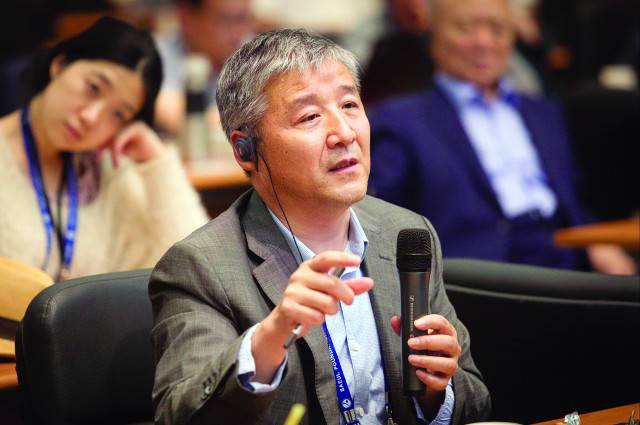 왕후이 칭화대 중문과 교수가 지난 2018년 6월 계간지 ‘황해문화’ 100호 기념으로 인하대 국제회의장에서 열린 국제심포지엄에 참석해 주제발표를 하고 있다. 백원담 성공회대 교수 제공