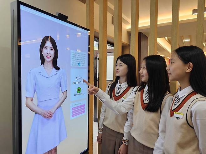 목포혜인여자중학교 학생들이 딥브레인AI에서 제공한 AI 휴먼 기술을 체험하고 있다. <사진=딥브레인AI>