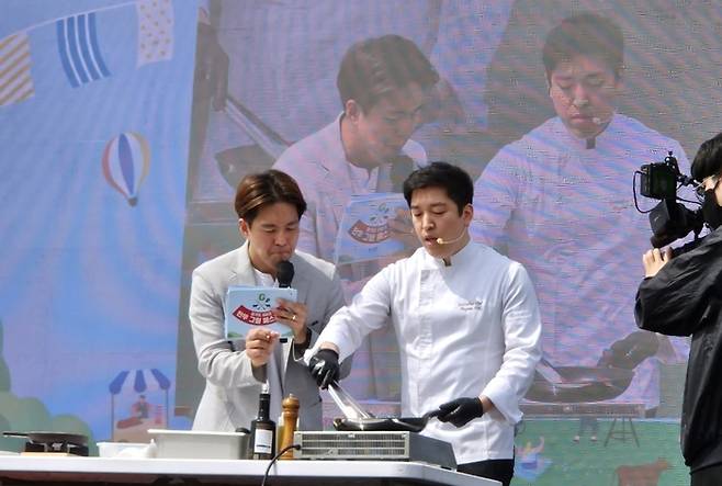 19일 옛경기도청사에서 개최된 ‘2024 한우 그릴 페스티벌’에서 김호윤 셰프가 채끝등심 굽기 비법을 소개하고 있다.