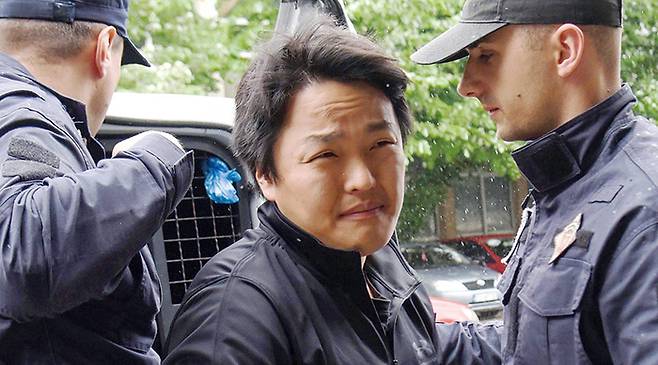 몬테네그로 경찰관들이 포드고리차에서 권도형 테라폼랩스 대표를 호송하고 있다. (EPA)
