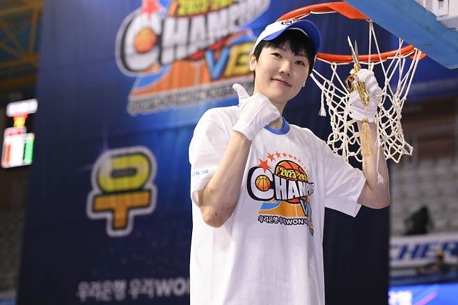 ‘금의환향’. 이보다 더 잘 어울리는 표현이 있을까. 박혜진이 고향 부산으로 돌아왔다. 사진=WKBL 제공