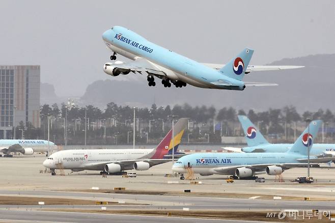 인천국제공항 전망대에서 바라본 공항 계류장 내 대한항공과 아시아나항공 모습. /사진=뉴시스 /사진=최동준