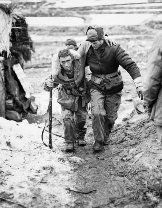 가평전투 직후 부상당한 동료를 부축해 이동하는 윌리엄 크라이슬러(오른쪽) 캐나다 참전용사. 21일 영연방 참전용사 초청행사에 94세 최고령 참전용사로 방한한다.국가보훈부 제공