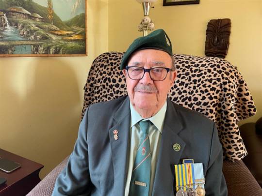 오는 21일 재방한하는 영연방 참전용사 6명 중  최고령자인 캐나다 윌리엄 크라이슬러 노병. 가평전투 참전 당시 캐나다 경보병연대 제2대대에 소속의 크라이슬러 이병이 전투 직후 부상당한 동료를 부축하면서 이동하는 모습의 빛바랜 사진은 전쟁의 참상을 잘 보여준 상징적 장면이다. 국가보훈부 제공