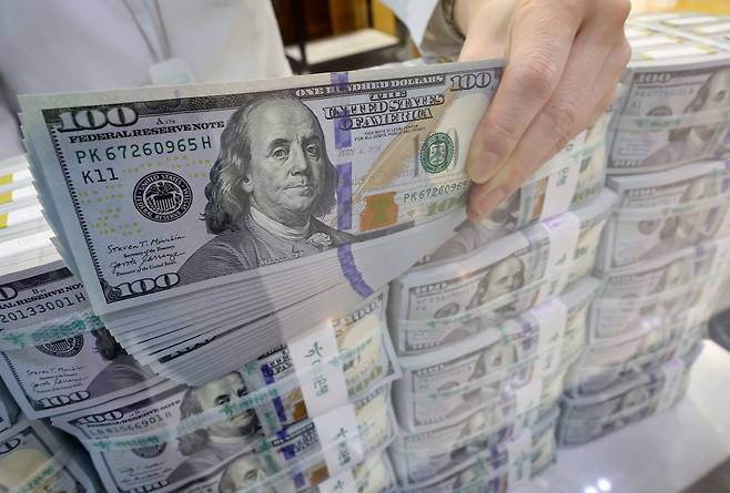 서울 중구 하나은행 위변조대응센터에서 직원이 달러화를 정리하고 있다.[연합]