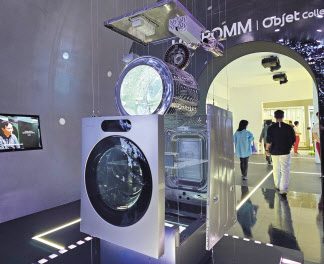 LG전자가 월드IT쇼(WIS) 2024에서 ‘LG 시그니처 세탁건조기’를 분해 전시한 공간을 마련했다. 김민지 기자