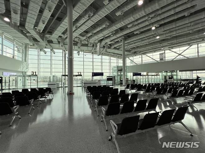 [부산=뉴시스] 원동화 기자 = 김해국제공항 국제선터미널 확장 구역. 출국장 내 3개의 새로운 탑승구가 설치됐다. 1개는 탑승교. 2개는 원격 탑승구다.  2024.04.19. dhwon@newsis.com