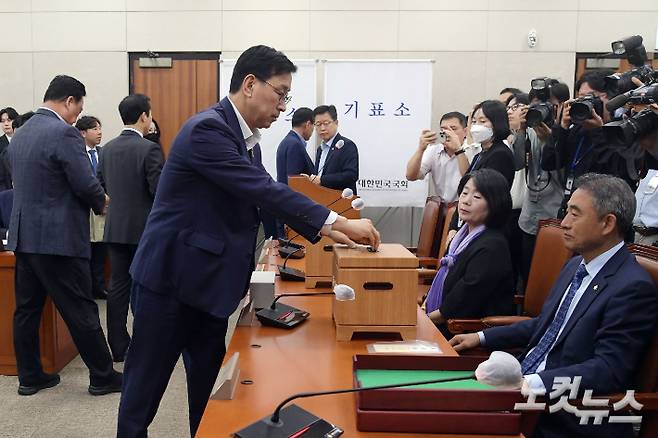 18일 서울 여의도 국회에서 열린 농림축산식품해양수산위원회 전체회의에서 야당 의원들이 '양곡관리법 개정안'과 '농산물 가격 안정법 개정안' 등 국회 본회의 부의 요구건 5건의 안건에 대한 투표를 하고 있다. 이날 회의에는 여당인 국민의힘이 불참하며 야당 단독으로 안건이 가결됐다. 윤창원 기자