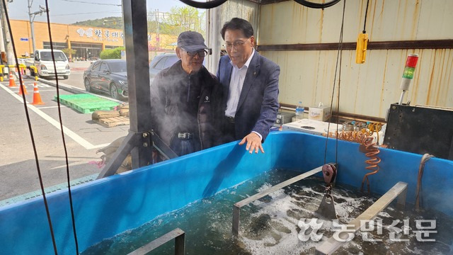 김용두 충남 논산계룡농협 조합장(오른쪽)이 조합원 김각희씨와 볍씨 온탕소독 과정을 지켜보고 있다.