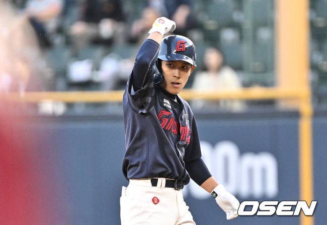 [OSEN=잠실, 조은정 기자]18일 오후 서울 잠실야구장에서 ‘2024 신한 SOL Bank KBO리그’ LG 트윈스와 롯데 자이언츠의 경기가 열렸다.홈팀 LG 선발 투수는 켈리다. 올 시즌 4경기에서 1승 1패 평균자책점 2.88을 기록하고 있다. 원정팀 롯데는 선발 투수 박세웅이 나선다. 올 시즌 4경기에서 1승 2패 평균자책점 6.52를 기록하고 있다1회초 1사 롯데 황성빈이 안타를 날린 후 세리머니를 하고 있다. 2024.04.18 /cej@osen.co.kr