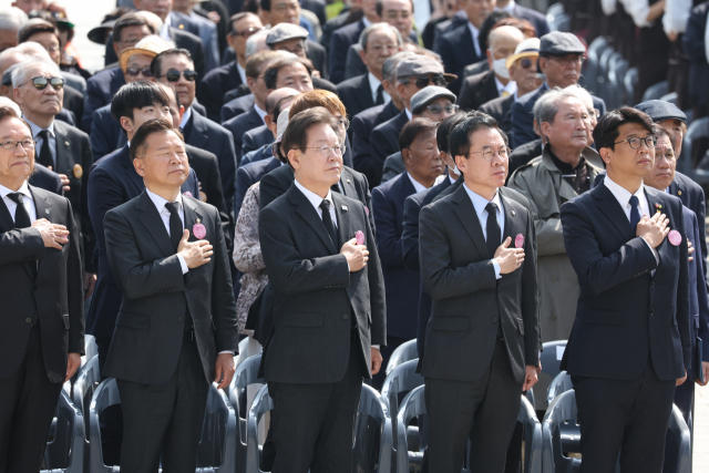 ▲더불어민주당 이재명 대표가 19일 오전 서울 강북구 국립 4·19민주묘지에서 열린 제64주년 4·19 혁명 기념식에 참석해 국기에 경례하고 있다. ⓒ연합뉴스