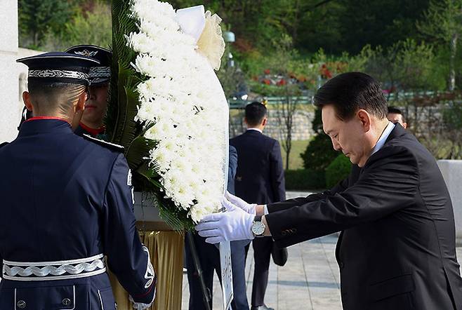 \윤석열 대통령이 19일 서울 강북구 국립4·19민주묘지 기념탑에서 헌화하고 있다. 대통령실통신사진기자단