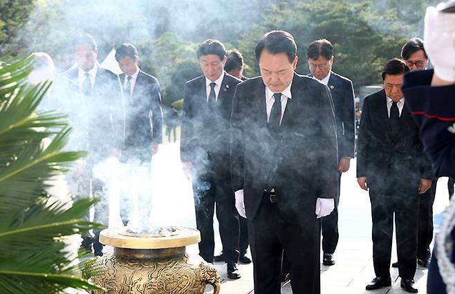 윤석열 대통령이 19일 서울 강북구 국립4·19민주묘지를 찾아 4월학생혁명기념탑에서 참배하고 있다. 뉴시스